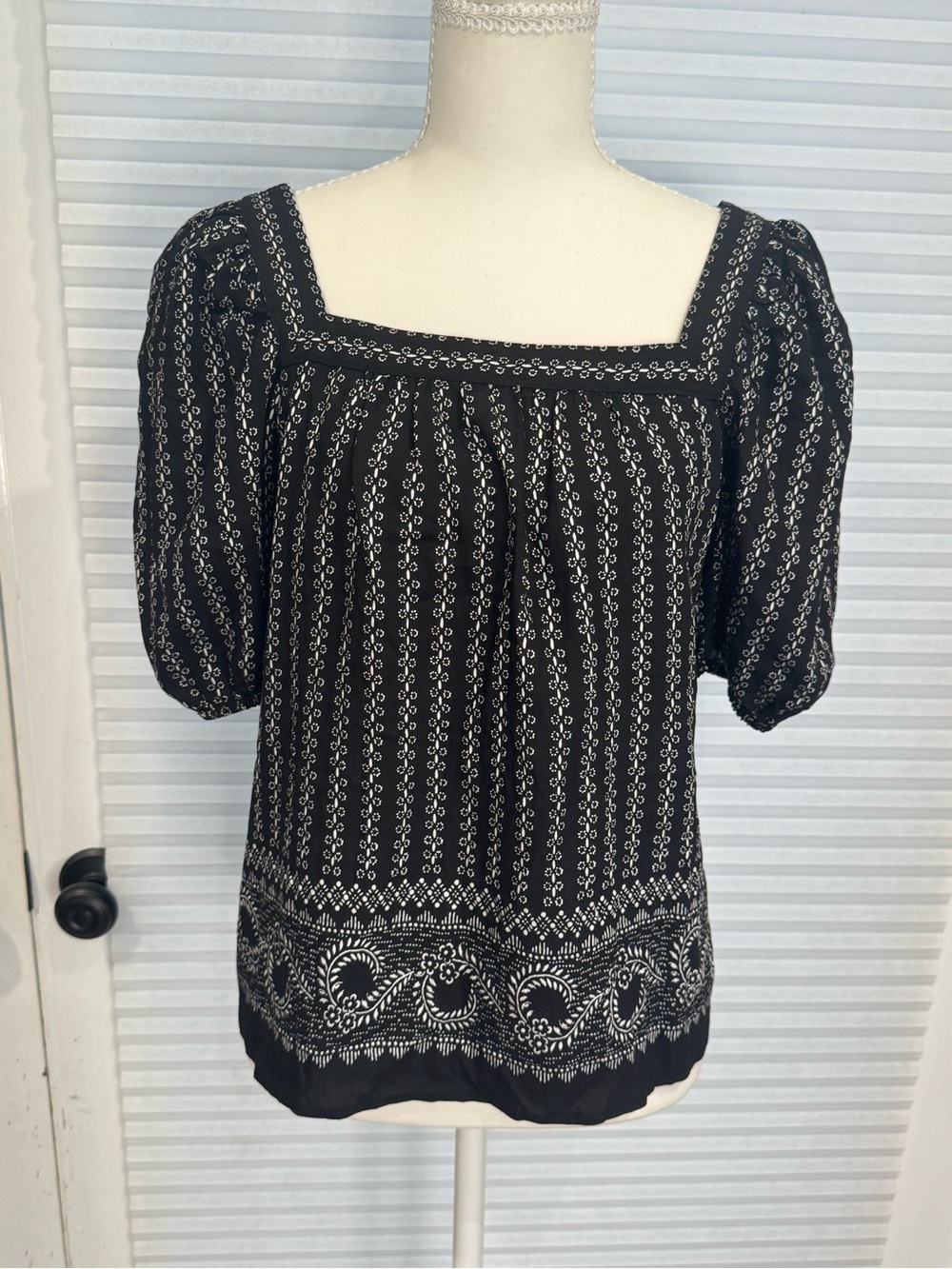 Ann Taylor Factory Black and White Square Neck Puff Sleeve Top 0911